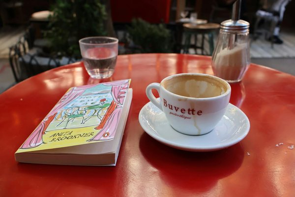 Die ideale Absatzhöhe für komfortables und gesundes Stehen und Gehen im Büro: Ihr Guide für die perfekte Anpassung!